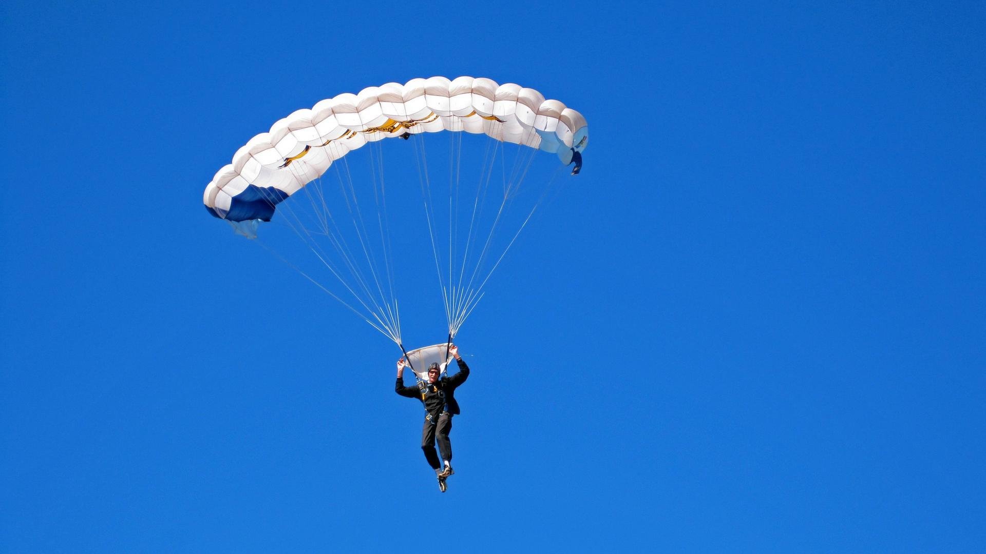 开云·体育官网-WNBA联赛裁判判罚引发热议，nba裁判决定比赛